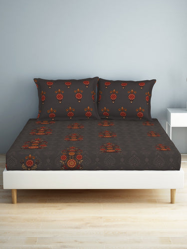 https://cdn.shopify.com/s/files/1/1857/6931/products/fdd466c7-3855-47c1-ad26-14e1be544c831698474367897-SPACES-Aurum-Grey-Ethnic-Motifs-Pure-Cotton-140-TC-Queen-Bed-2.jpg?v=1703241846